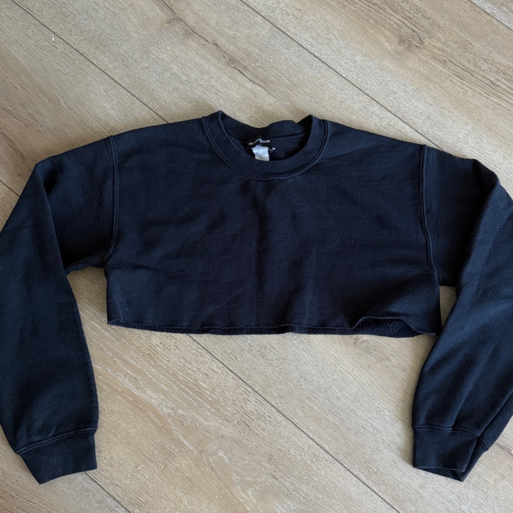 PrettyLittleThing Black Cropped Sweatshirt